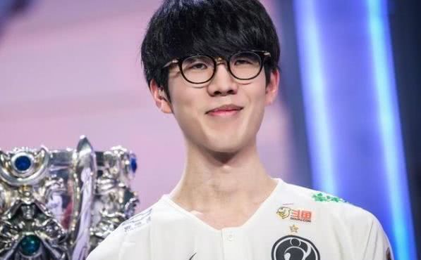 TT官方： Team WE 很高兴晋级四分之一决赛， Team WE 将继续稳步前进！